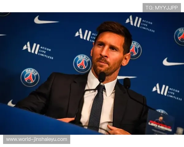 梅西离开巴萨后的首次亮相 震撼巴黎球迷全场沸腾